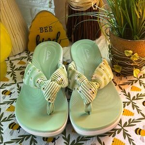Clarks Cloudsteppers Bee pattern Arla Glison
Sandal
